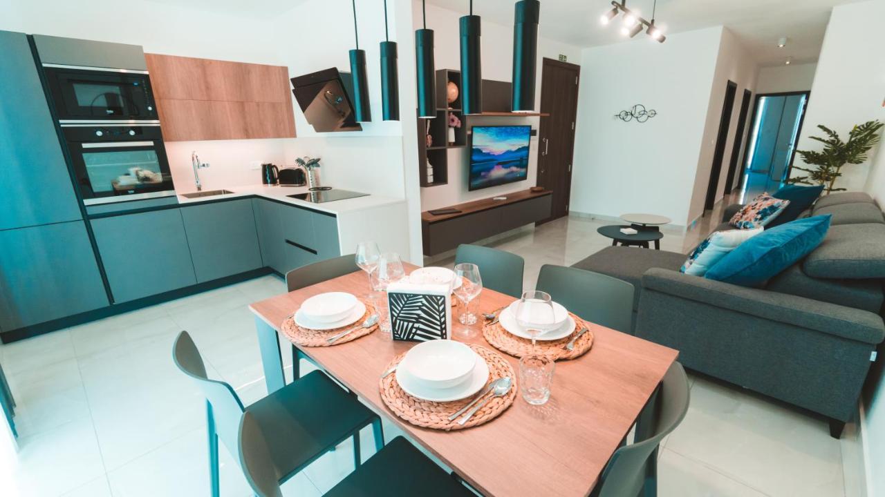 Beachside Stylish & Cosy 2br With Free Parking Apartment *